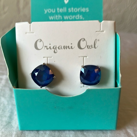 Origami Owl: 2018 Blue Clara’s Silver Tone Earrings - Picture 1 of 11